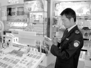 五華區(qū)開展專項(xiàng)拉網(wǎng)檢查，筑牢化妝品及衛(wèi)生用品零售安全防線